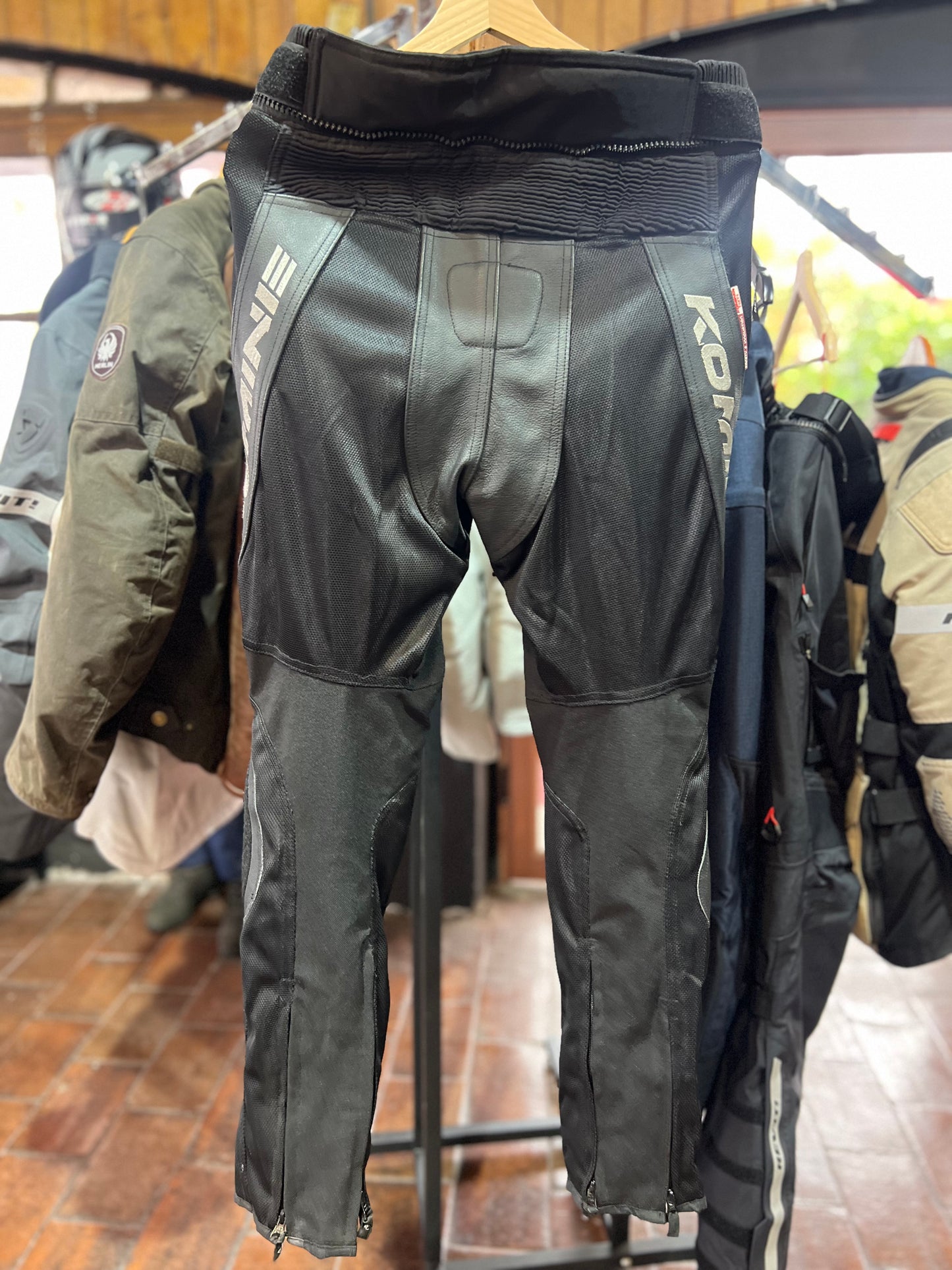 Pantalón moto Komine